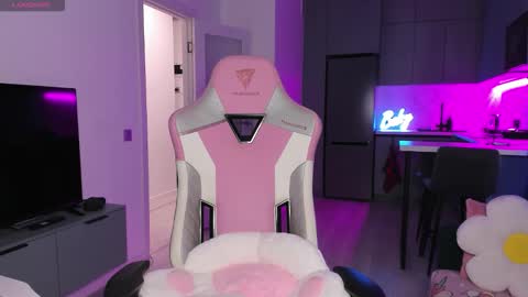 Emi online show from December 19, 4:03 pm