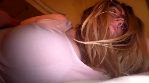 Snapshot of x_dreamgirl_x chatting on May 3, 5:35 am Mariah online show from May 3, 5:35 am