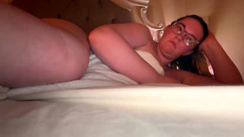 Snapshot of x_dreamgirl_x chatting on May 17, 3:37 am Mariah online show from May 17, 3:37 am