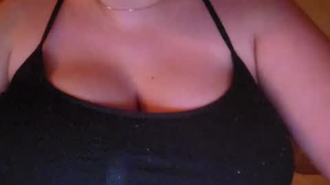 Snapshot of x_dreamgirl_x chatting on August 1, 7:51 am Mariah online show from August 1, 7:51 am