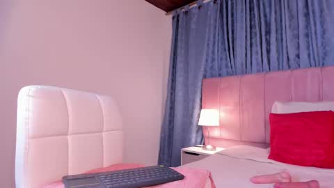 Snapshot of x_milu chatting on February 14, 5:57 pm x_milu online show from February 14, 5:57 pm