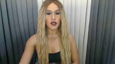 GWEN THOMPSON .......   online show from December 9, 8:54 pm