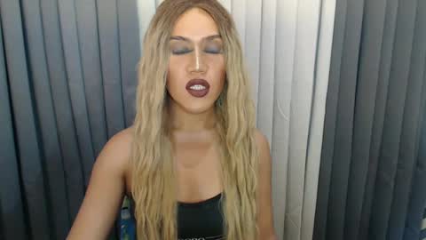 GWEN THOMPSON .......   online show from December 9, 11:56 pm