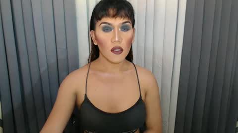 GWEN THOMPSON .......   online show from December 15, 12:06 pm