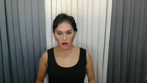 GWEN THOMPSON .......   online show from December 23, 10:44 pm