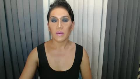 GWEN THOMPSON .......   online show from December 24, 5:05 am