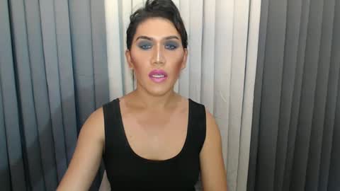 GWEN THOMPSON .......   online show from December 26, 2:33 am