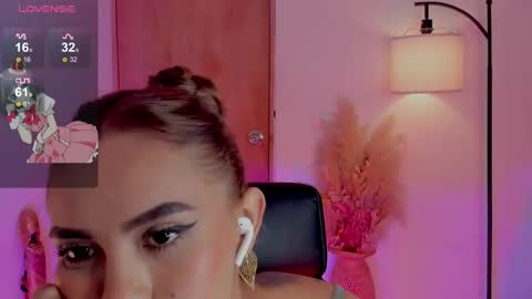 Snapshot of ximena_sotto1 chatting on December 22, 2:17 am camila online show from December 22, 2:17 am