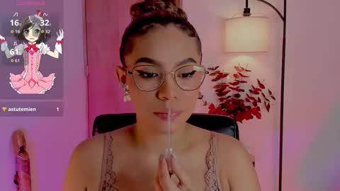 Snapshot of ximena_sotto1 chatting on September 26, 8:35 pm camila online show from September 26, 8:35 pm