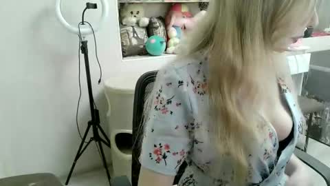 Snapshot of xmilagrosxs chatting on April 9, 12:10 pm xMilagrosxs online show from April 9, 12:10 pm