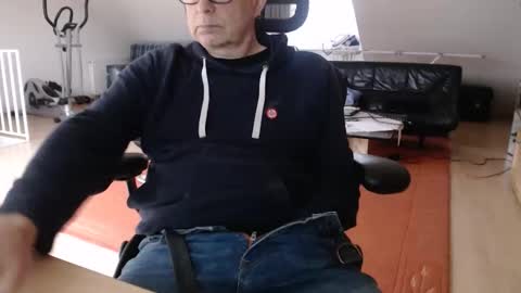 Snapshot of xtommix69 chatting on December 22, 1:41 pm xtommix69 online show from December 22, 1:41 pm