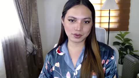 Snapshot of xxjulielovesyouxx chatting on March 12, 5:46 am July online show from March 12, 5:46 am