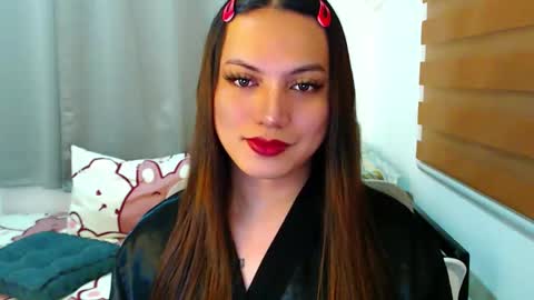 Snapshot of xxjulielovesyouxx chatting on February 3, 10:20 am July online show from February 3, 10:20 am