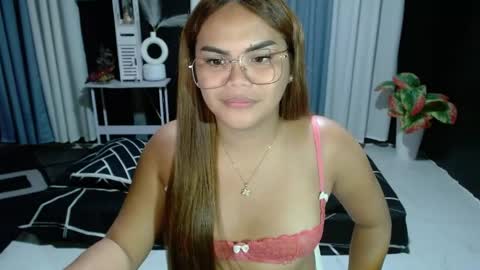 Kylie Smith online show from April 26, 5:32 pm