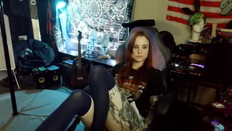 Snapshot of xxlilithmoonxx chatting on April 24, 12:46 am Lilith online show from April 24, 12:46 am