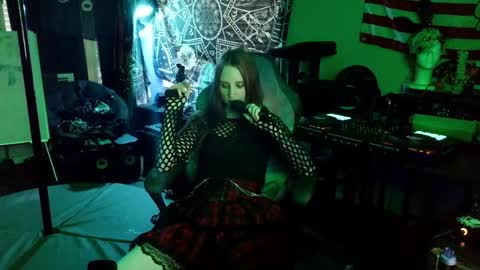 Snapshot of xxlilithmoonxx chatting on April 25, 1:52 am Lilith online show from April 25, 1:52 am