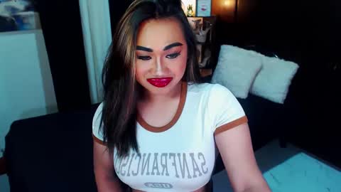 Snapshot of xxxgiganticoliviacummerxxx chatting on December 6, 2:17 pm OLIVIA online show from December 6, 2:17 pm