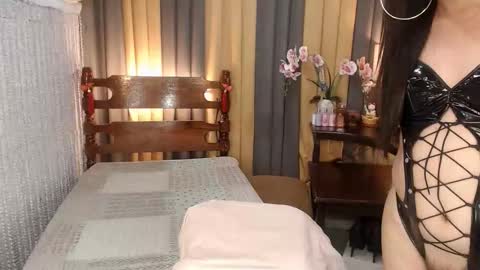 QUEENCY online show from December 22, 12:35 pm