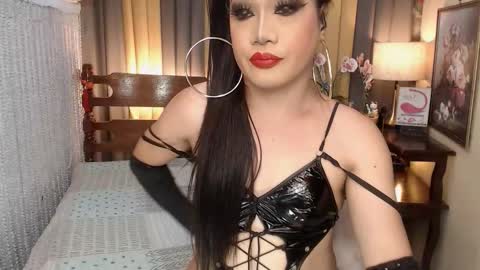 QUEENCY online show from March 17, 6:39 am