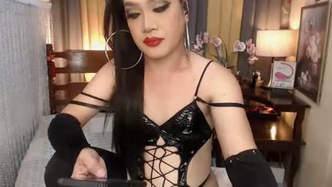 QUEENCY online show from June 11, 2:15 pm