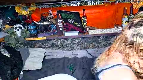 Snapshot of xxxqueenmandydickenz chatting on November 15, 10:04 pm XXXQueenMandyDickenz online show from November 15, 10:04 pm