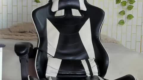 yacksson_lawrence online show from February 17, 2:57 pm