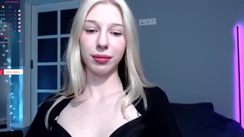 Snapshot of yana_miana chatting on December 3, 11:13 pm Yana  online show from December 3, 11:13 pm