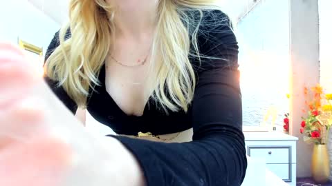 Snapshot of yana_miana chatting on January 3, 10:19 pm Yana  online show from January 3, 10:19 pm