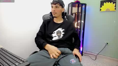 Snapshot of yankeee_ chatting on December 5, 4:32 am DANILO online show from December 5, 4:32 am