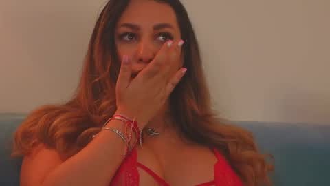 Snapshot of yaracollins chatting on March 10, 5:11 am YaraCollins online show from March 10, 5:11 am