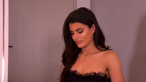 Snapshot of yasminaluna chatting on November 25, 4:12 am Yasmina online show from November 25, 4:12 am