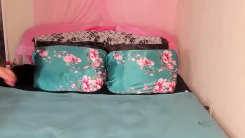 Snapshot of yasminayazzie chatting on February 3, 5:40 am Yasmina online show from February 3, 5:40 am