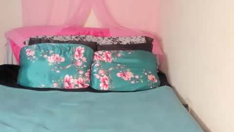 Snapshot of yasminayazzie chatting on February 24, 3:33 am Yasmina online show from February 24, 3:33 am