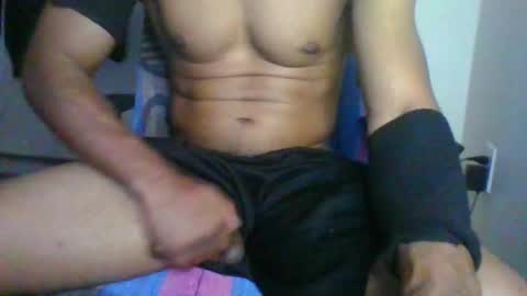 Snapshot of yellaboy31 chatting on October 22, 12:33 am yellaboy31 online show from October 22, 12:33 am