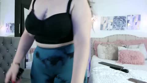 yellow_lily online show from February 9, 5:01 pm