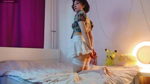 Snapshot of yellow_songbird chatting on May 2, 4:23 pm Liya online show from May 2, 4:23 pm