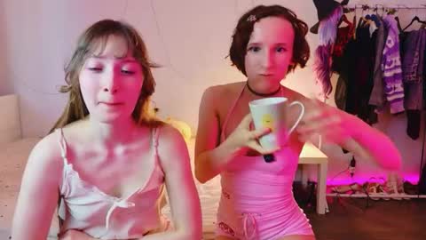 Snapshot of yellow_songbird chatting on May 7, 5:18 pm Liya online show from May 7, 5:18 pm