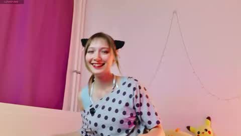 Snapshot of yellow_songbird chatting on June 15, 3:25 pm Liya online show from June 15, 3:25 pm