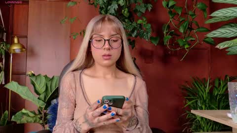 yeriawaddell  online show from May 19, 8:48 pm