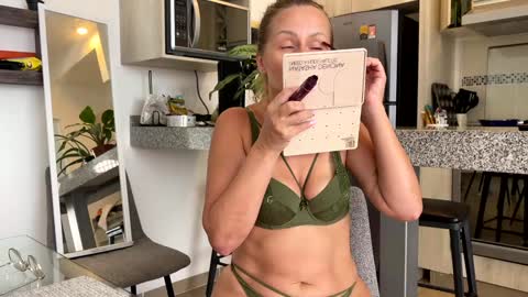 Snapshot of yes_mommy_zlata chatting on January 9, 8:44 pm Zlata online show from January 9, 8:44 pm