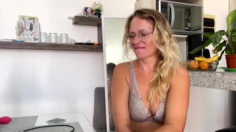 Snapshot of yes_mommy_zlata chatting on February 6, 8:34 pm Zlata online show from February 6, 8:34 pm