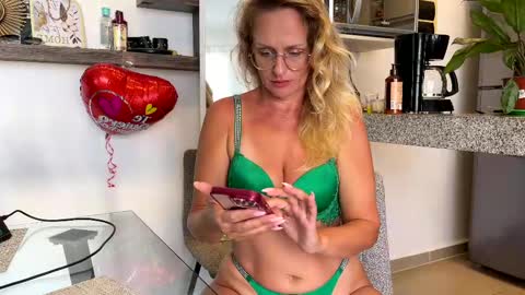 Snapshot of yes_mommy_zlata chatting on March 1, 10:42 pm Zlata online show from March 1, 10:42 pm