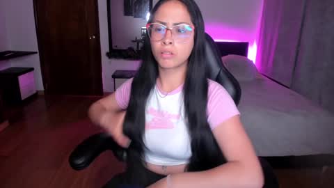 yesie_hot2 online show from December 30, 2:09 am