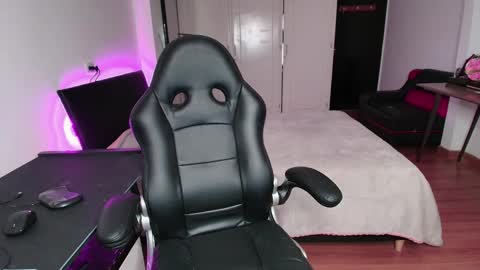 yesie_hot2 online show from September 26, 12:47 am