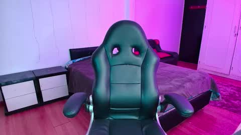 yesie_hot2 online show from November 24, 11:15 pm