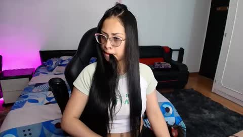 yesie_hot2 online show from March 31, 1:40 am