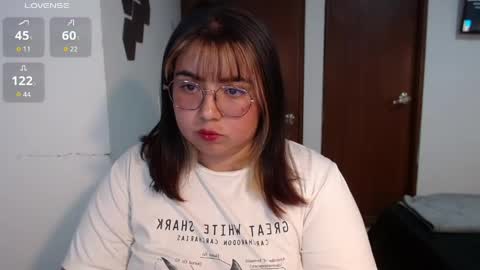hii i am yini online show from June 4, 2:39 am