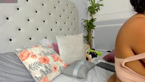 Snapshot of yiseth_02 chatting on February 15, 3:42 am roxie reyes online show from February 15, 3:42 am