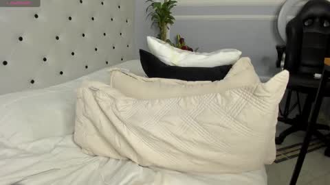 Snapshot of yiseth_02 chatting on February 23, 6:49 am roxie reyes online show from February 23, 6:49 am