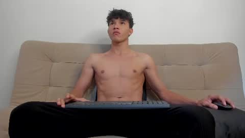 yizus_bonz online show from June 13, 4:38 pm